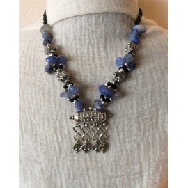 Collier marocain avec pendentif original en cadenas