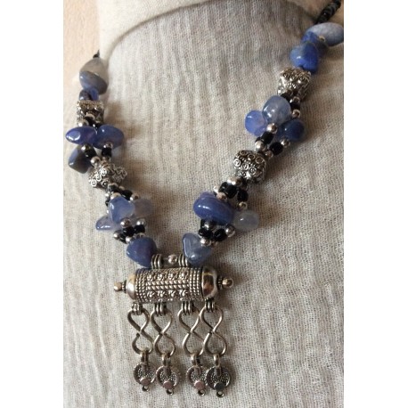 Collier marocain avec pendentif original en cadenas Collier marocain avec pendentif original en cadenas