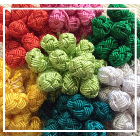 Perles boutons en soie vert clair / Aakad Perles boutons en soie vert clair / Aakad