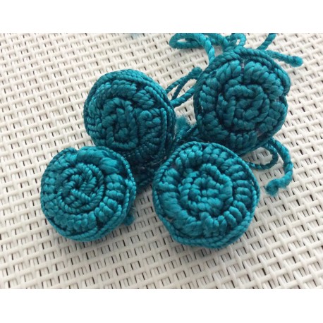 4 Perles fleurs en fil de soie turquoises