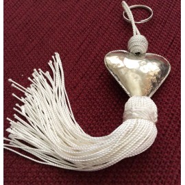 Porte clé avec perle coeur et pompon blanc