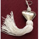 Porte clé avec perle coeur et pompon blanc Porte clé avec perle coeur et pompon blanc