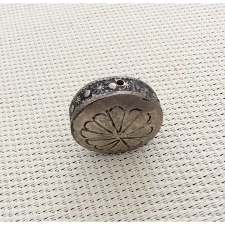 2 perles palets en métal ciselé 2 perles palets en métal ciselé