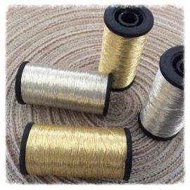 Bobine de fil de couleur argentée 2
