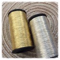 Bobine de fil de couleur argentée