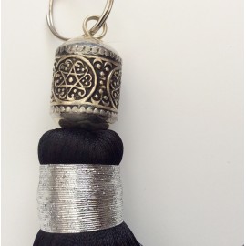 Pompon 16 cm, Noir, et sa perle ciselée 2