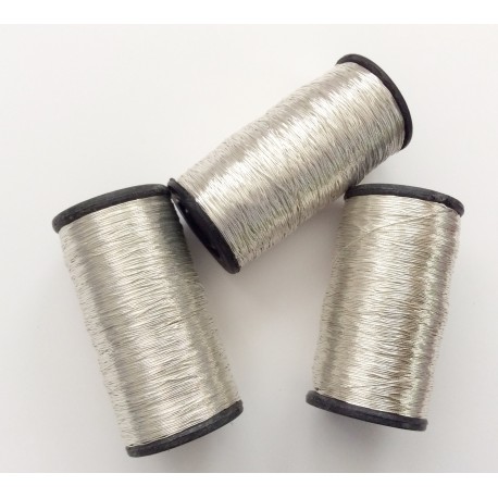 Bobine de fil de couleur argentée