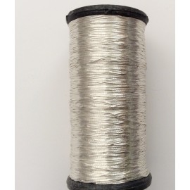 Bobine de fil de couleur argentée