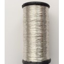 Bobine de fil de couleur argentée