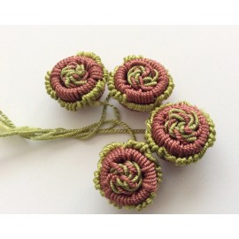 Perles fleurs bicolores en fil de soie