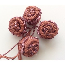Perles fleurs marron en fil de soie