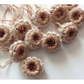 Perles bicolores en soie aux tons beiges 2