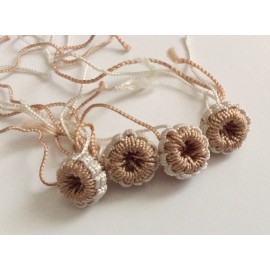 Perles bicolores en soie aux tons beiges