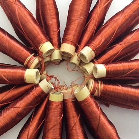 Bobines de fils en soie couleur Fuschia