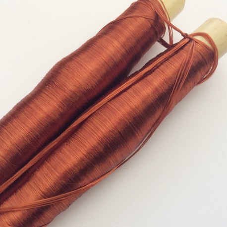 Bobines de fils en soie couleur Fuschia