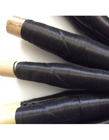 2 bobines de fils en soie couleur noire