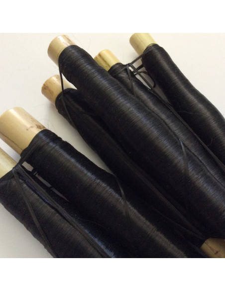2 bobines de fils en soie couleur noire