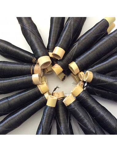 2 bobines de fils en soie couleur noire