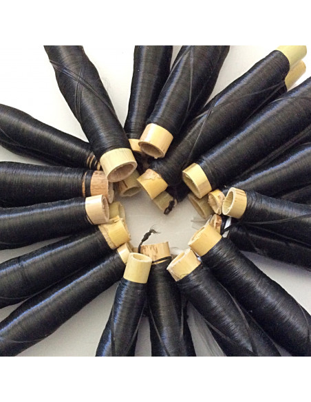 2 bobines de fils en soie couleur noire
