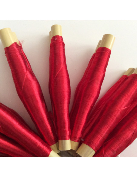 Bobines de fils en soie sabra Rouge