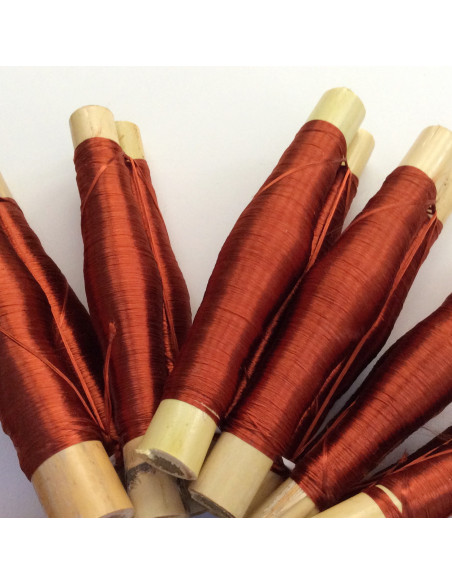 Bobines de fils en soie couleur cuivrée