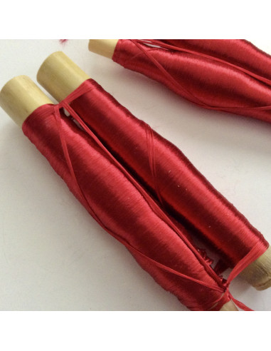 Bobines de fils en soie sabra Rouge