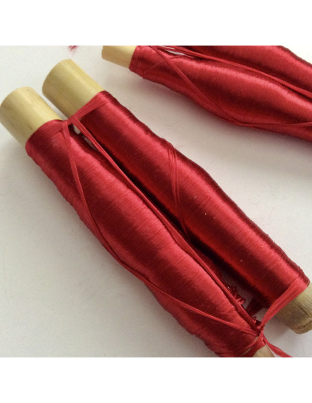 Bobines de fils en soie sabra Rouge