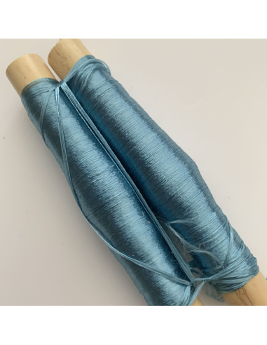 Bobines de fils en soie couleur bleu...