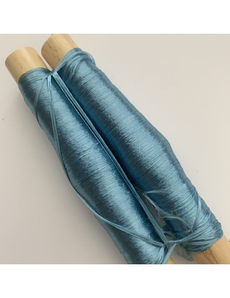 Bobines de fils en soie couleur bleu clair