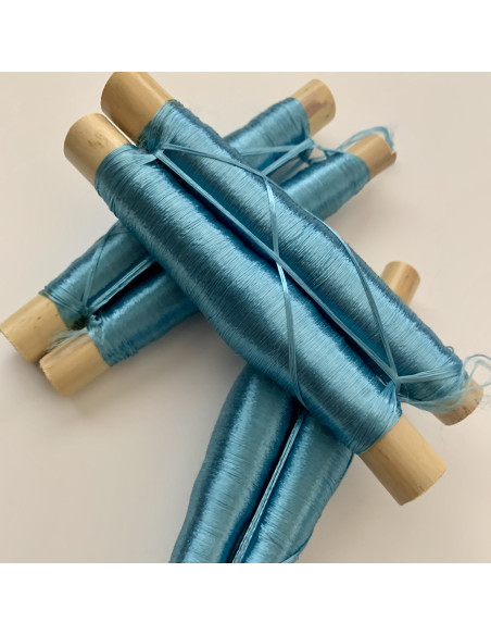 Bobines de fils en soie couleur bleu clair
