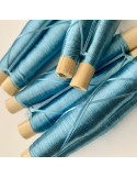 Bobines de fils en soie couleur bleu clair