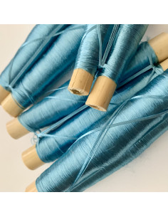 Bobines de fils en soie...