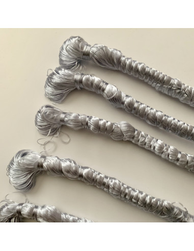 Echeveau de fil en soie couleur Gris...