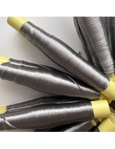 Bobines de fils de soie grises