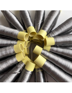 Bobines de fils de soie grises 2