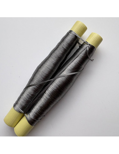 Bobines de fils de soie grises