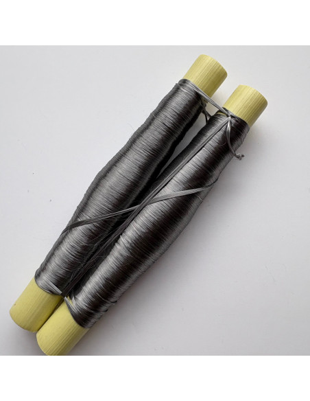 Bobines de fils de soie grises