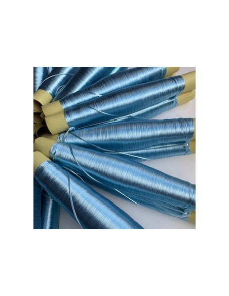 Bobines de fils en soie couleur bleu cie