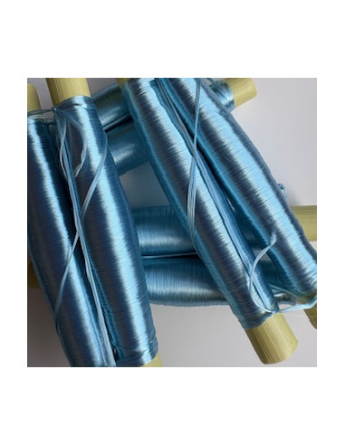 Bobines de fils en soie couleur bleu cie