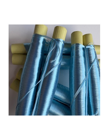 Bobines de fils en soie couleur bleu cie