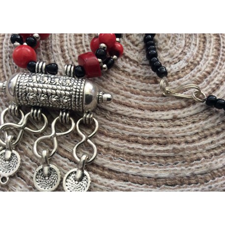 Collier marocain en perles rouges et argentées