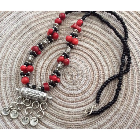 Collier marocain en perles rouges et argentées