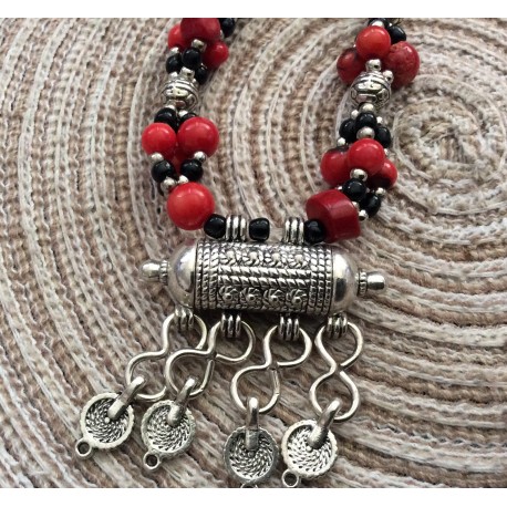 Collier marocain en perles rouges et argentées