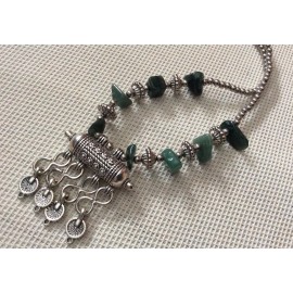 Collier artisanal aux tons verts avec pendentif original 2