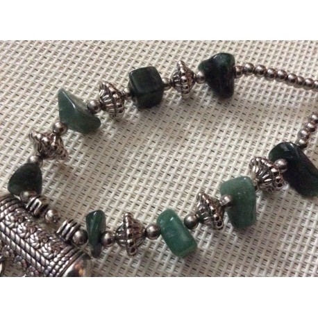 Collier artisanal aux tons verts avec pendentif original Collier artisanal aux tons verts avec pendentif original