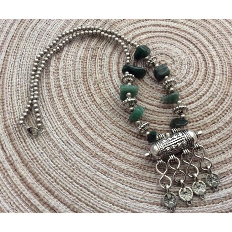 Collier artisanal aux tons verts avec pendentif original Collier artisanal aux tons verts avec pendentif original