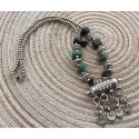 Collier artisanal aux tons verts avec pendentif original Collier artisanal aux tons verts avec pendentif original