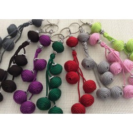 Porte clés avec perles rouges  en Soie tressée 2