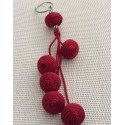 Porte clés avec perles rouges  en Soie tressée