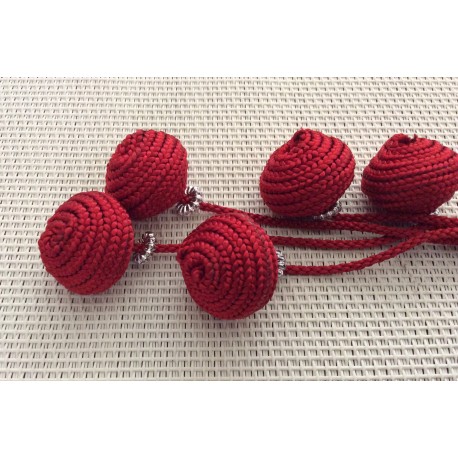 Porte clés avec perles rouges  en Soie tressée